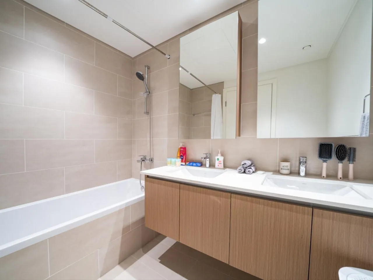Luxury 2-Bed Retreat With Stunning Creek Views Apartment Dubai