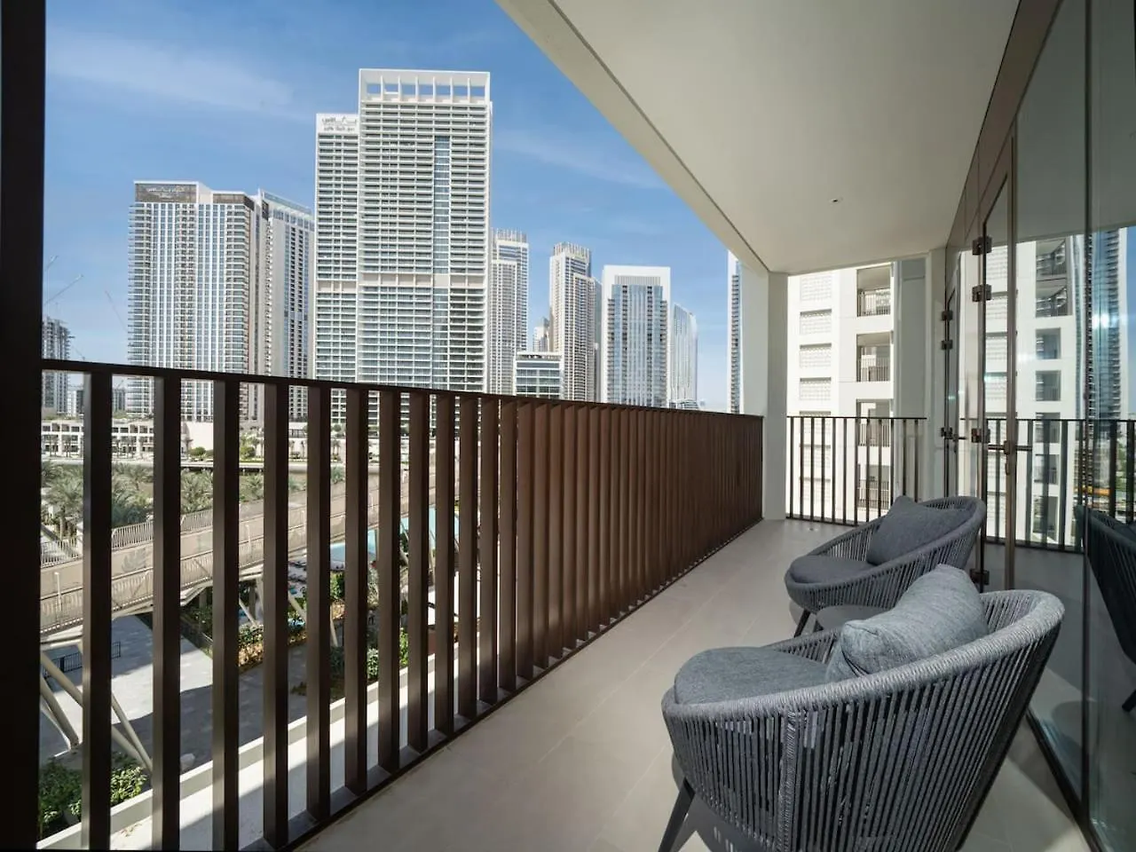 Luxury 2-Bed Retreat With Stunning Creek Views Apartment Dubai
