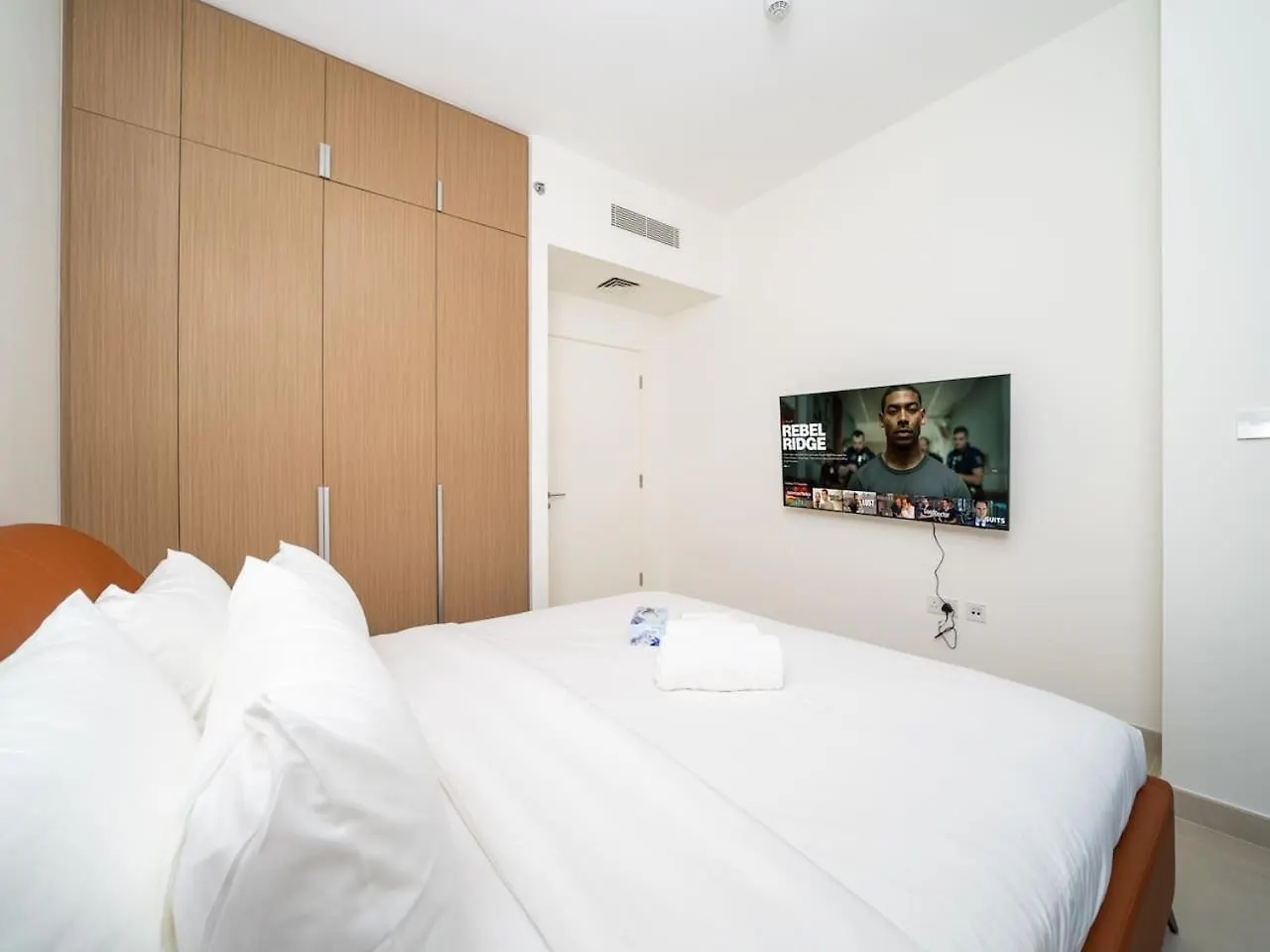 Luxury 2-Bed Retreat With Stunning Creek Views Apartment Dubai