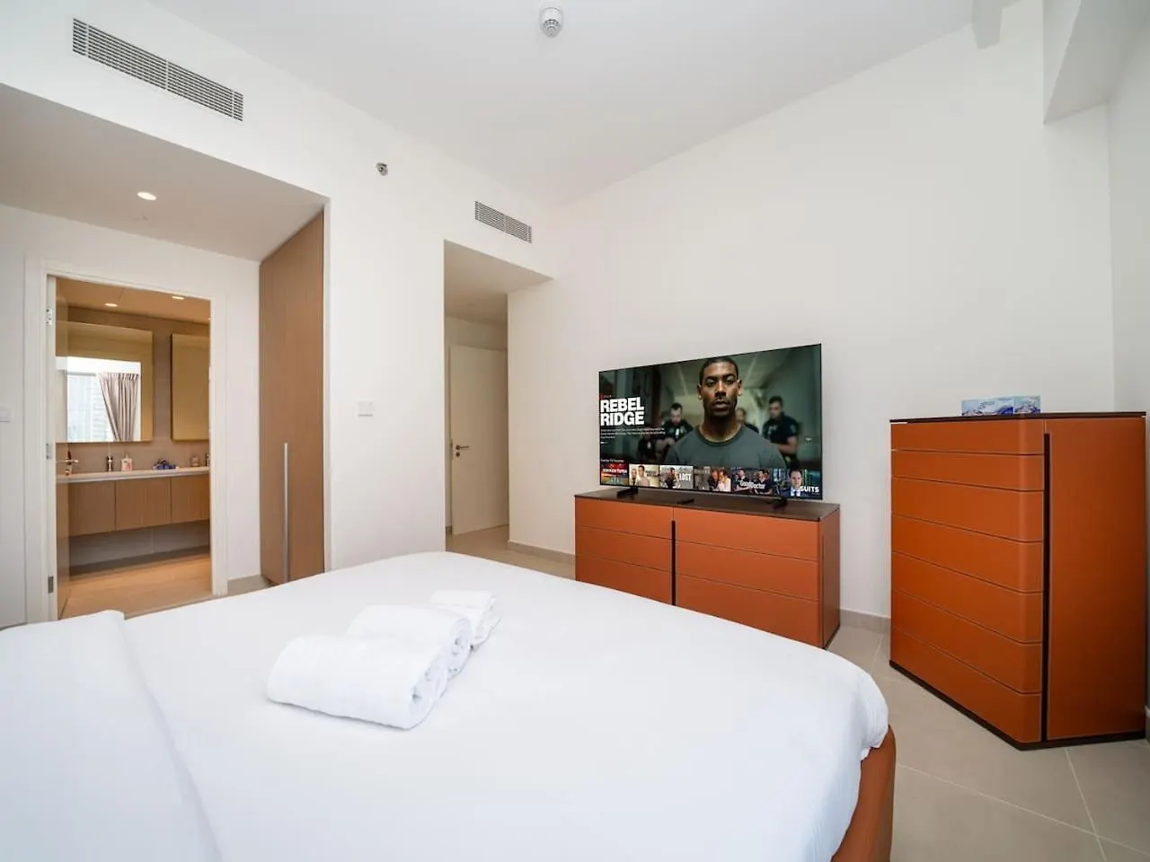 Luxury 2-Bed Retreat With Stunning Creek Views Apartment Dubai